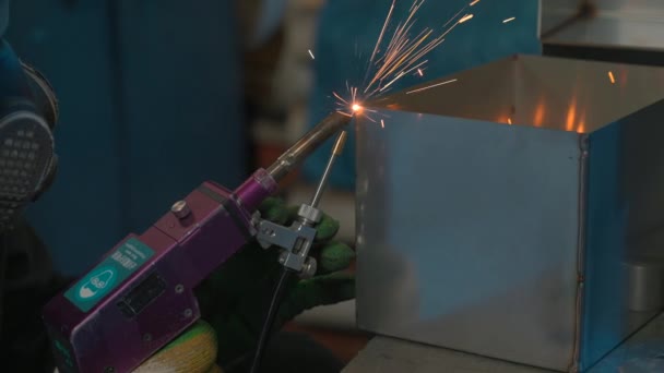 Stålsvetsning Tekniker Som Arbetar Med Metall Med Svetsmaskin Fabrik Medan — Stockvideo