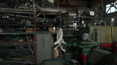 Metal üretim atölyesi iç mimarisi. Yaratıcı. Endüstriyel arka plan, bir fabrikanın içi.