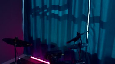 Boş odada, neon ışıklı davul seti. Medya. Bir kayıt stüdyosunda müzik aleti. 