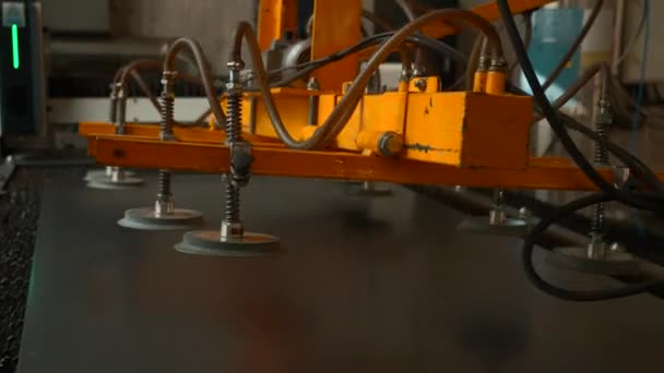 真空吸引カップ付きのマニピュレーターは スチールプラントで取ります クリエイティブ 産業研修会の工場の現代装置 — ストック動画