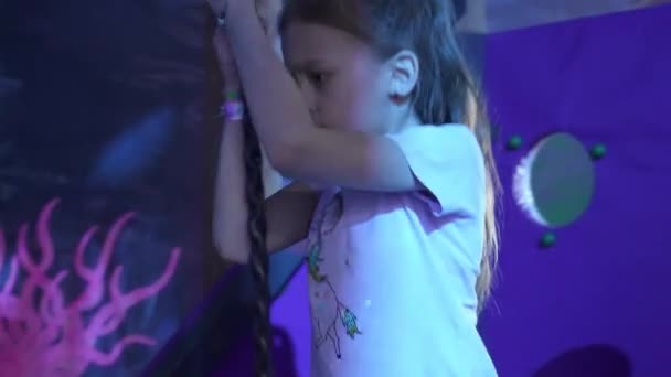 Sırbistan Belgrad Temmuz 2023 Çocuk Eğlencesi Şarjör Küçük Çocuklar Eğlence — Stok video