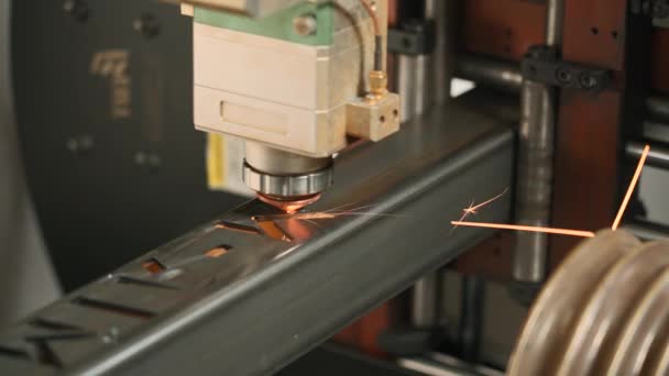 金属工業におけるワークフロー クリエイティブ 金属棒のレーザー機械切断の手紙を刻むこと — ストック動画