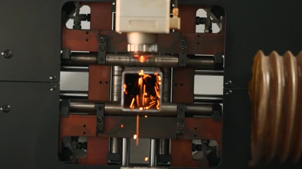 Laser Przemysłowy Przecinający Krawędź Kwadratowej Rury Kreatywny Automatyczna Maszyna Przemysłowa — Wideo stockowe