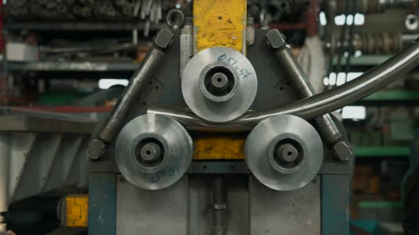 Machine Industrielle Pour Pliage Tuyaux Métal Froid Dans Hall Industriel — Video