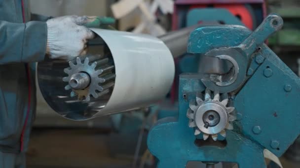 Μεταλλική Κυλιόμενη Μηχανή Που Εργάζεται Βιομηχανικό Εργαστήριο Δημιουργικό Εργάτης Ένα — Αρχείο Βίντεο