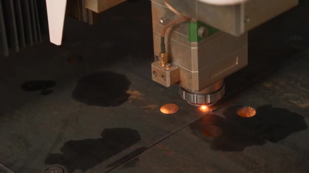Potężna Maszyna Laserowa Wycina Części Grubych Metalowych Detali Kreatywny Cięcie — Wideo stockowe