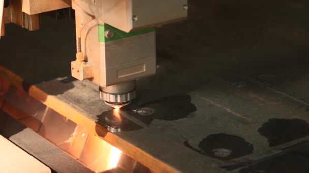 Cnc 기계를 사용하여 금속판에서 부품을 절단하는 크리에이티브 레이저 — 비디오