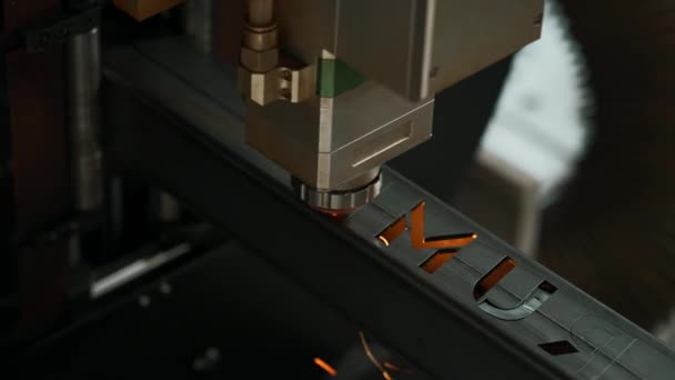 Лазер Режет Головную Машину Резке Листового Металла Искровым Светом Фабрике — стоковое видео