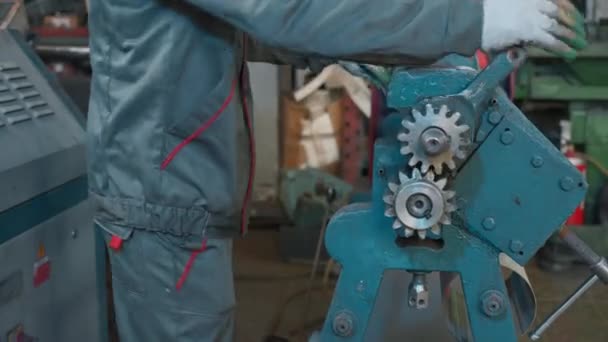 Maszyna Walcowania Metalu Pracuje Warsztacie Przemysłowym Kreatywny Pracownik Fabryce Przez — Wideo stockowe