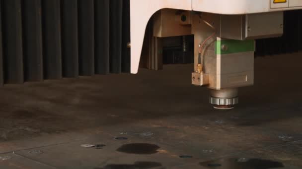 Cortador Laser Robótico Industrial Corta Peças Metálicas Com Grande Precisão — Vídeo de Stock