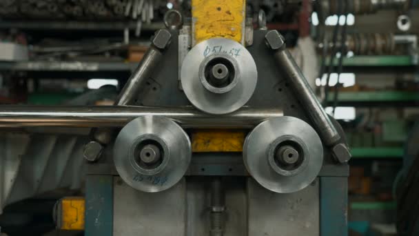 Machine Industrielle Pour Pliage Tuyaux Métal Froid Dans Hall Industriel — Video