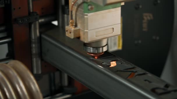 Автоматическая Машина Лазерной Резки Cnc Работающая Металлическим Стержнем Большим Количеством — стоковое видео