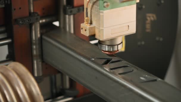 Automatische Cnc Laserschneidmaschine Die Der Fabrik Mit Metallstangen Mit Vielen — Stockvideo