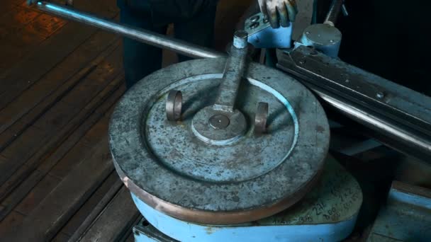 Bir Işçi Çelik Fabrikasında Boru Bükme Makinesinde Çalışıyor Yaratıcı Endüstriyel — Stok video