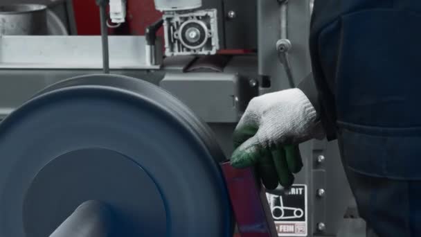 노동자는 기계에 부속을 닦습니다 크리에이티브 광속을 노동자는 공장에 부속을 닦습니다 — 비디오