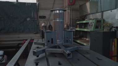 Fabrika atölyesinde prefabrik çelik yapı. Yaratıcı. Fabrika için kaynaklı çelik yapımı. Fabrika makinası için metal bir matara.. 