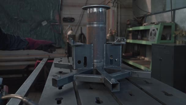 工場研修会のプレハブの鋼鉄構造 クリエイティブ プラントのための溶接鋼構造 工場機械のための金属の構造が付いているプラスチック — ストック動画