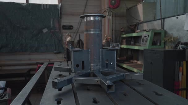 Fabrika Atölyesinde Prefabrik Çelik Yapı Yaratıcı Fabrika Için Kaynaklı Çelik — Stok video