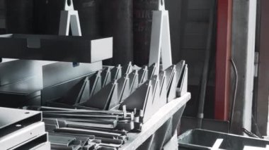 Fabrika makinesinin metal parçaları. Yaratıcı. Fabrika makineleri için bir sürü parça. Yapı veya makinenin elle montajı için fabrikada parçalar.
