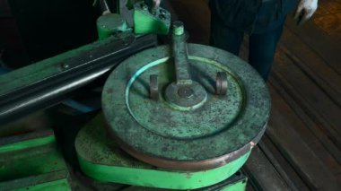 Metal Bükme için Disk Makinesi. Yaratıcı. Metal parçaları bükmek için eski çelik makine. Çelik boruları bükmek için fabrika makinesi.. 