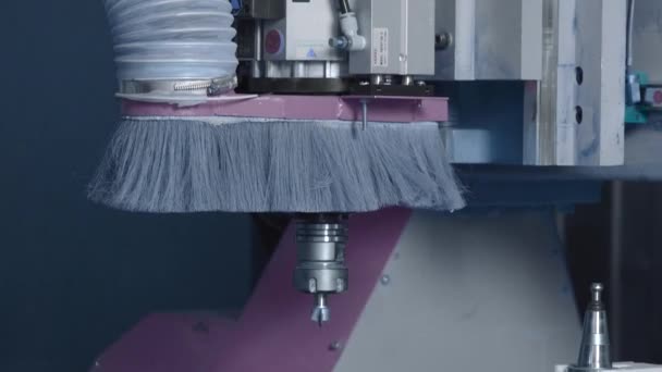工厂中金属点用车床 在工厂安装车床 钢制研磨重金属零件机 — 图库视频影像
