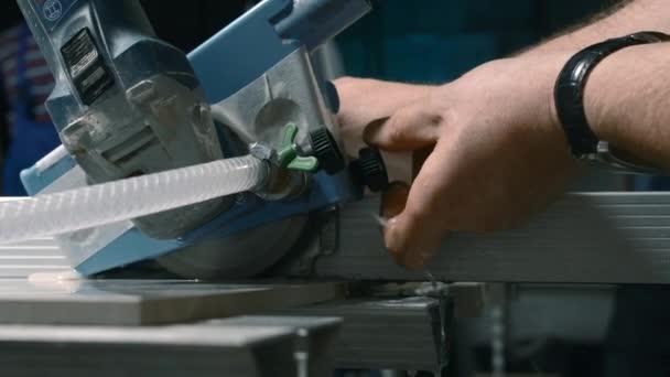 工厂的水切割机 用于切割金属和玻璃的水循环机械 水压切板加工机床 — 图库视频影像