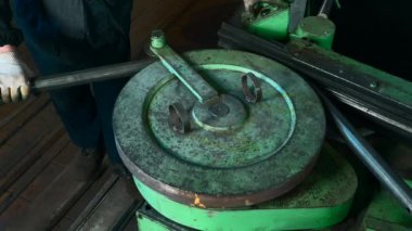 Metal Bükme için Disk Makinesi. Yaratıcı. Metal parçaları bükmek için eski çelik makine. Çelik boruları bükmek için fabrika makinesi.. 