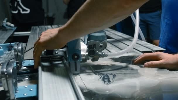 工場の水切断機 創造する 金属とガラスを切断するための水循環機 プレートを切断するための水圧を備えた工場機械 — ストック動画