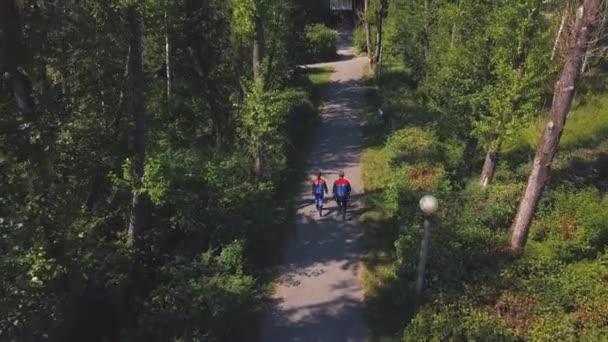Uniformierte Arbeiter Gehen Wald Spazieren Clip Arbeiter Uniform Gehen Sonnigen — Stockvideo