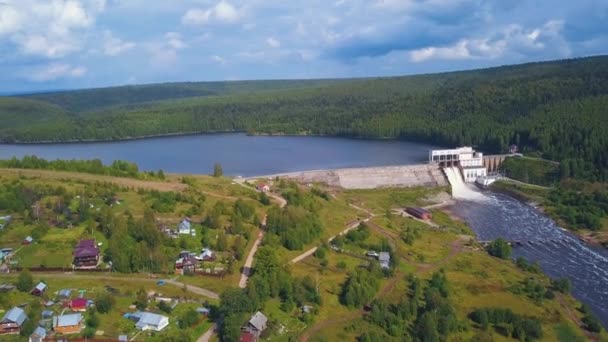 Blick Von Oben Auf Den Staudamm Und Das Dorf Clip — Stockvideo