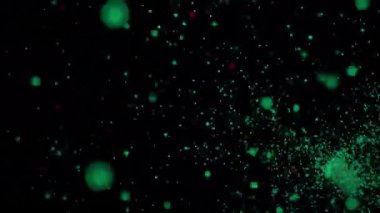 Bir sürü renkli nokta fırtınası. Tasarım. Siyah arka planda renkli noktalar yığını. Hızlı akıntıdaki birçok nokta sürü gibi hareket eder.. 