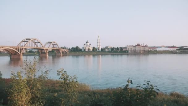 Piękny Most Przecinający Szeroką Rzekę Kreatywny Miasto Dużym Kościołem Zielonymi — Wideo stockowe