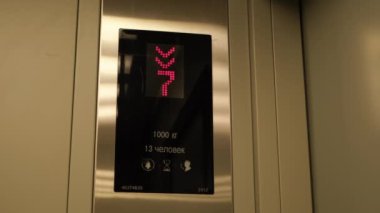 Asansörün aşağı indiği katların sayısı. Kavram. Asansör kapıları kapanıyor ve birinci kata çıkılıyor. Aşağı inen asansördeki katların sayısı. 