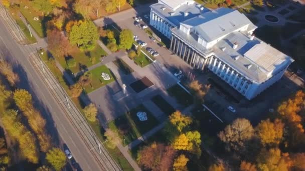 Widok Góry Budynku Uniwersyteckiego Jesiennym Parkiem Klip Piękny Krajobraz Jesiennych — Wideo stockowe