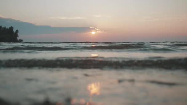 Sol Ovanför Viftande Flod Och Strand Kreativ Molnig Himmel Och — Stockvideo