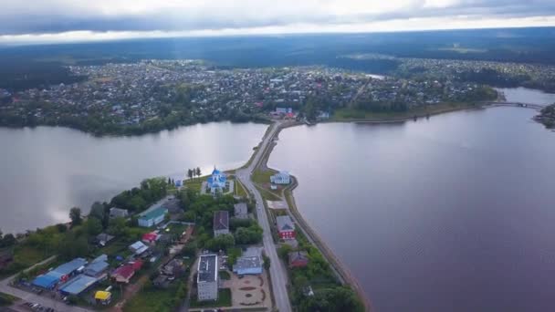 Ovanifrån Vägen Över Floden Stan Klipp Vackert Landskap Staden Dividerat — Stockvideo