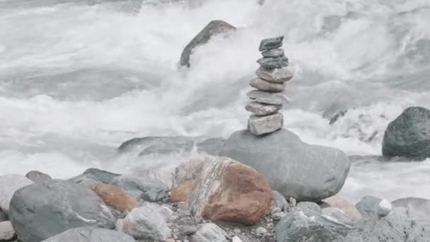 Uyum Denge Basitlik Kavramı Yaratıcı Nehir Suyunun Arka Planında Taş — Stok video