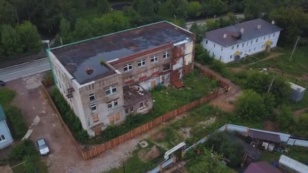 Terk Edilmiş Tuğla Binanın Üst Manzarası Şarjör Şehrin Varoşlarında Terk — Stok video