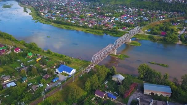 다리와 마을의 아름다운 풍경의 화창한 다리와 강에서 하늘의 마을에서 서스펜션 — 비디오
