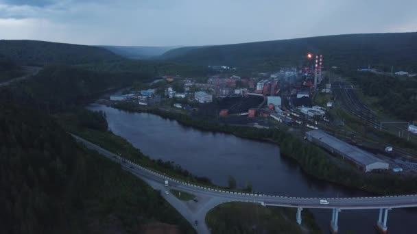 Top Uitzicht Industriële Stad Door Rivier Zomeravond Een Knip Prachtig — Stockvideo