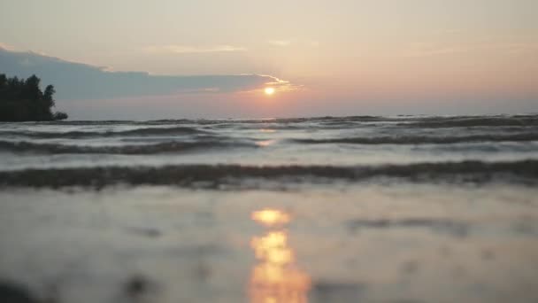 Nehir Kıyı Üzerinde Güneş Yaratıcı Bulutlu Gökyüzü Dalgalı Yaklaşın — Stok video
