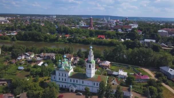 Górny Widok Miasto Starymi Kościołami Nad Rzeką Klip Piękny Krajobraz — Wideo stockowe