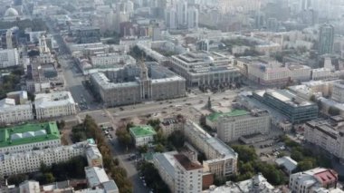 Sırbistan, Belgrad - 13 Ağustos 2023: büyük bir şehrin mali bölgesinin havadan görünüşü. Stok görüntüleri. Bir yaz gününde şehrin merkezinde.