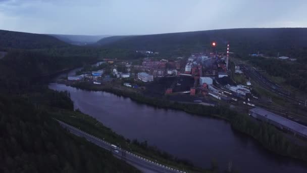 Widok Miasto Przemysłowe Nad Rzeką Letni Wieczór Klip Piękny Krajobraz — Wideo stockowe
