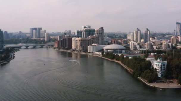 歩行者ゾーン付きの見事な広い川とエンバンクの空中ビュー ストック映像 夏の日のビッグシティセンター — ストック動画