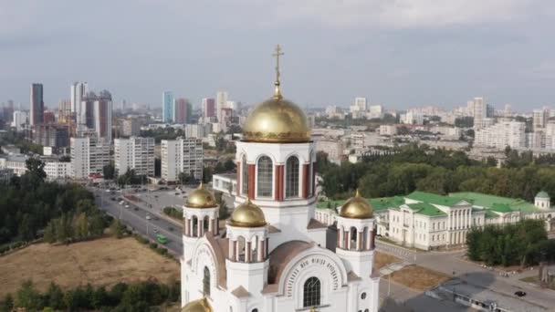 Edificio Ortodoxo Iglesia Blanca Con Cúpulas Doradas Aire Libre Tocar — Vídeos de Stock