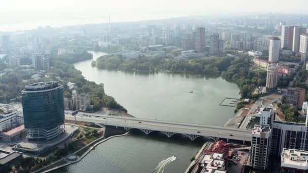 Вид Повітря Широку Красиву Річку Протікає Вздовж Зелених Парків Міських — стокове відео