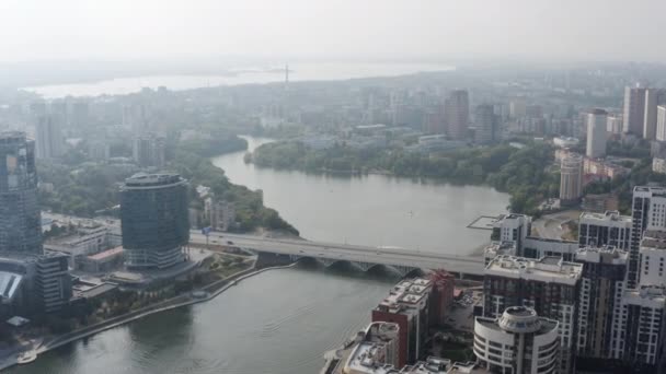 Вид Повітря Широку Красиву Річку Протікає Вздовж Зелених Парків Міських — стокове відео