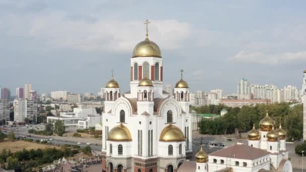 Cerkiew Prawosławna Biała Złotymi Kopułami Zewnątrz Nagranie Religia Chrześcijaństwa Katedra — Wideo stockowe