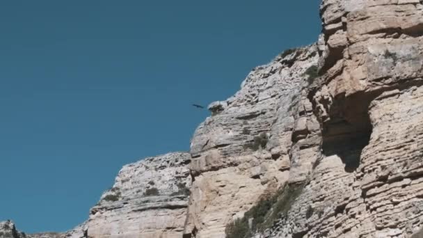 Vue Angle Bas Des Formations Rocheuses Contre Ciel Bleu Clair — Video